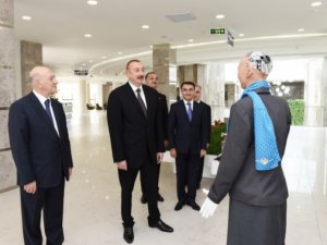 Forbes İlham Əliyevin robot Sofiyanı necə qəbul etdiyindən yazdı